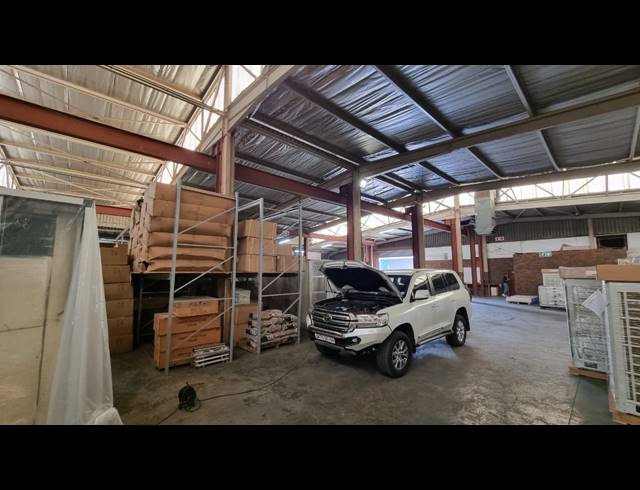 1,840M² WAREHOUSE TO LET IN JET PARK